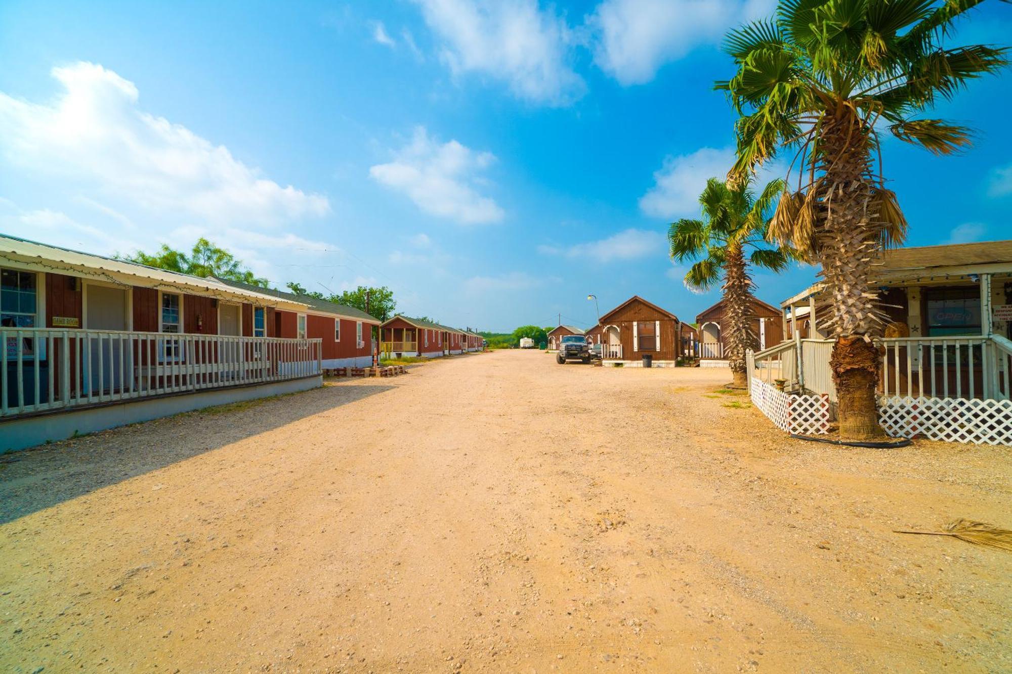 Tilden Grand Eagle Ford Lodge & Rv Park מראה חיצוני תמונה