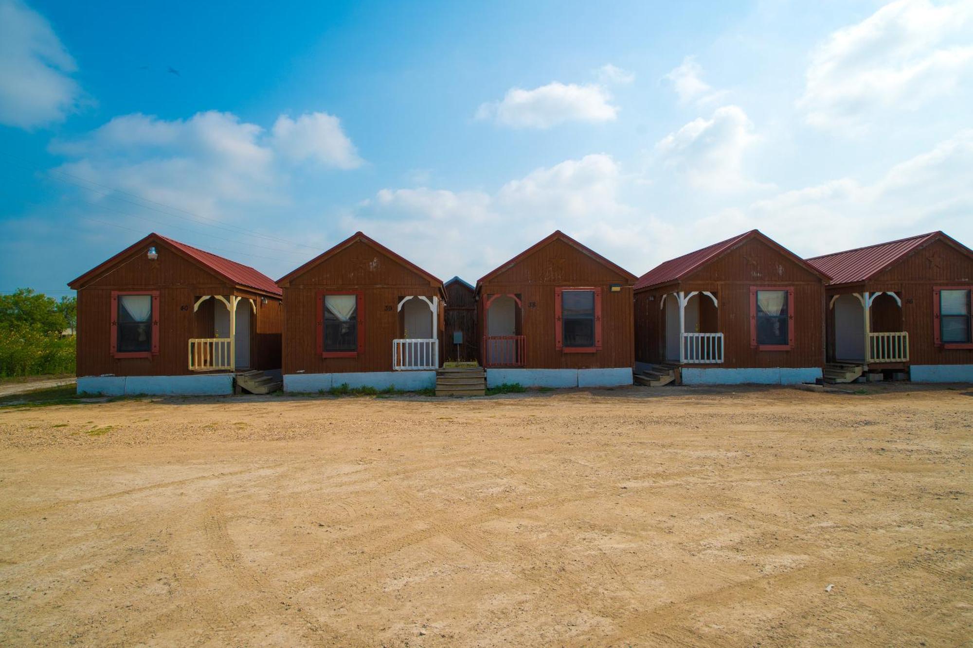 Tilden Grand Eagle Ford Lodge & Rv Park מראה חיצוני תמונה