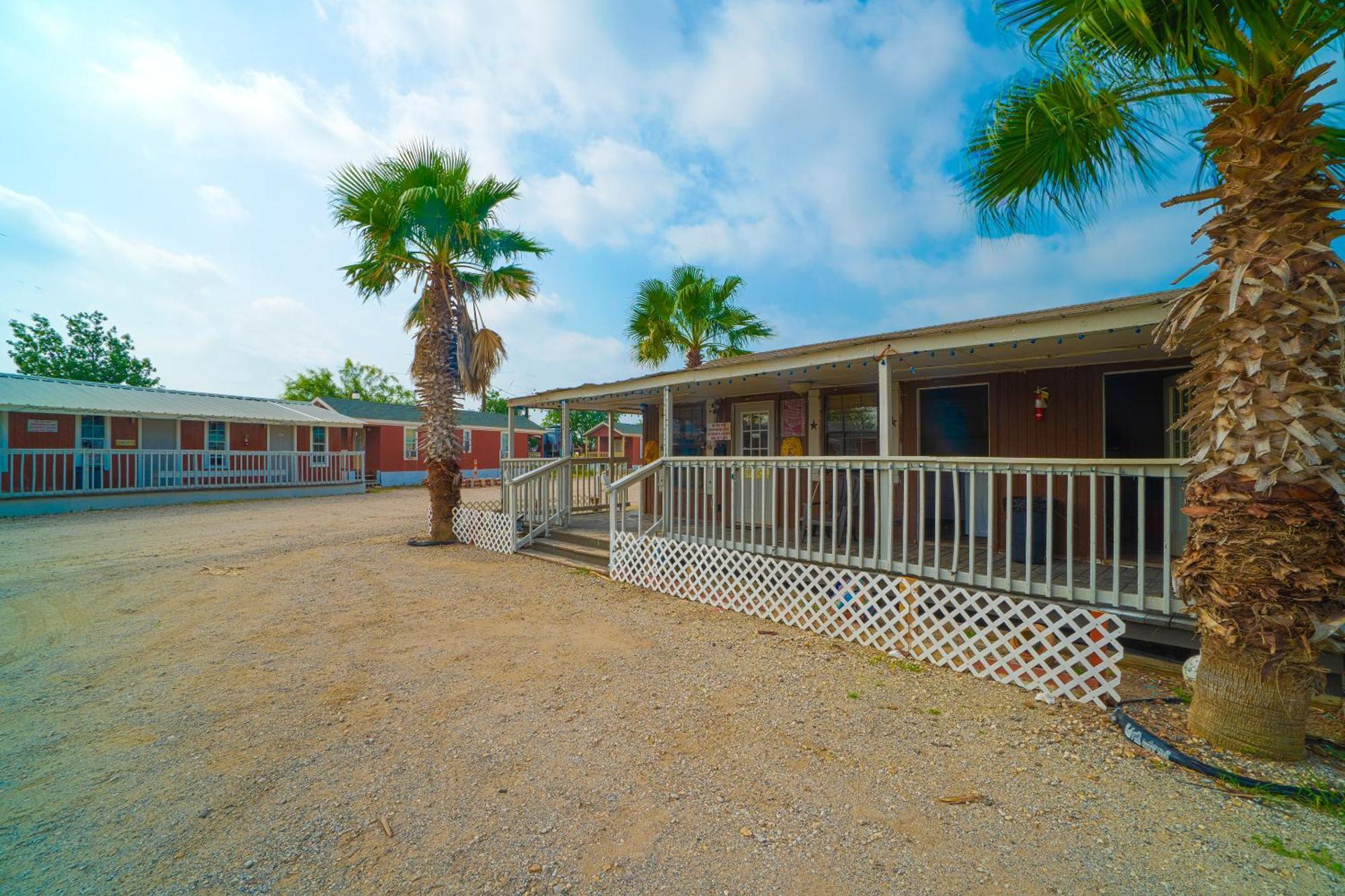 Tilden Grand Eagle Ford Lodge & Rv Park מראה חיצוני תמונה